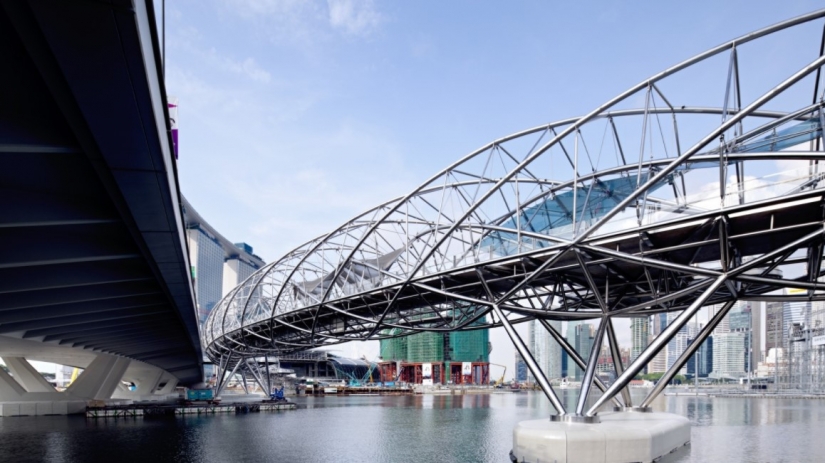 Round, unfinished and endless-10 most unusual bridges in the world