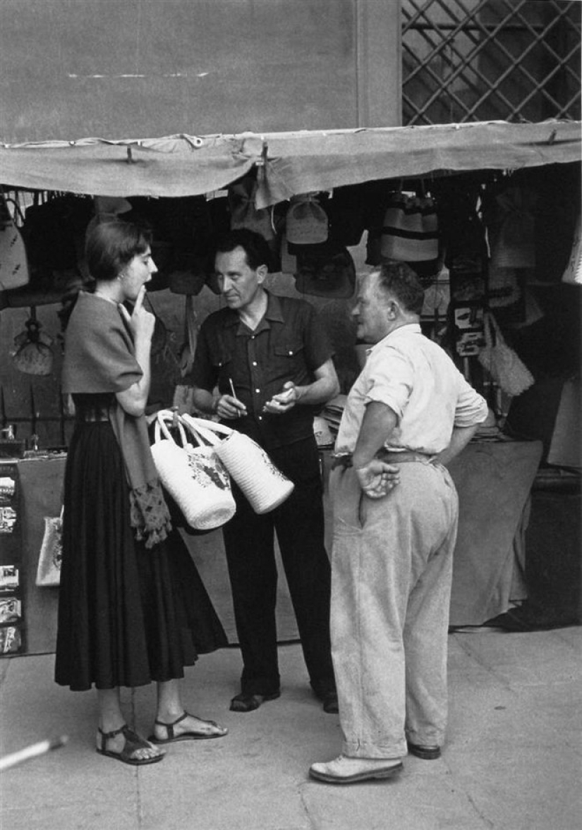 Ruth Orkin's legendary photo series "An American Woman in Florence" Ruth Orkin's legendary photo series "An American Woman in Florence"