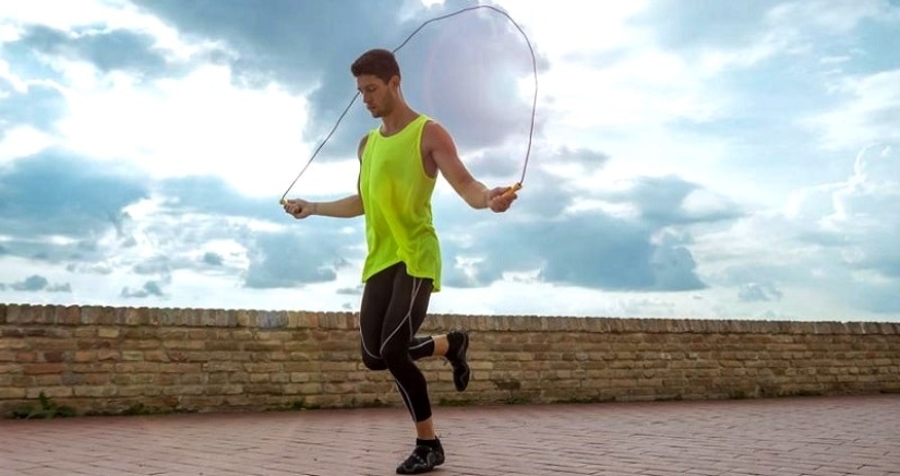 Saltar a la cuerda y sin gimnasio: un blogger de Canadá mostró cómo ponerse en forma en un mes Saltar a la cuerda y sin gimnasio: un blogger de Canadá mostró cómo ponerse en forma en un mes