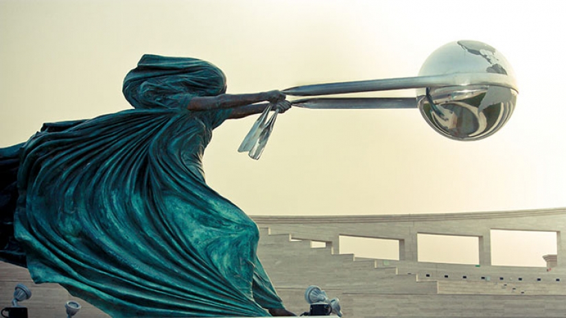 Sculptures that defy gravity