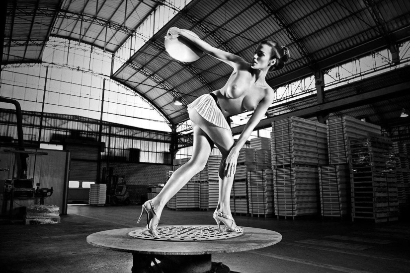 Sexy and dynamic works by Simon Brodziak