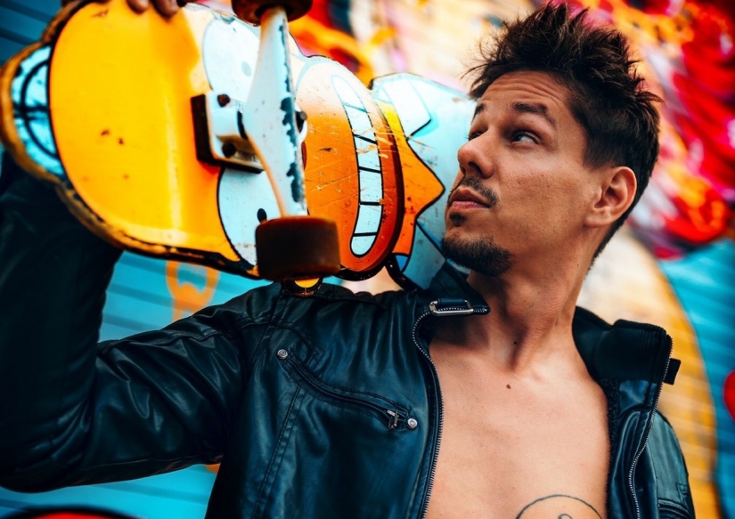 Sign up! The influencer set a world record by applying 225 tattoo autographs on his back