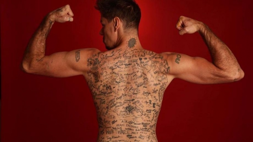 Sign up! The influencer set a world record by applying 225 tattoo autographs on his back