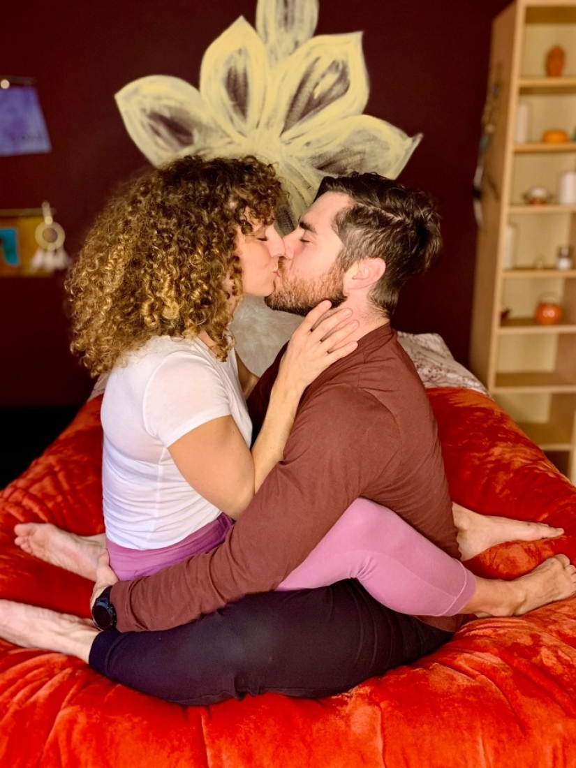 Sin ropa y sin complejos: por qué una joven madre de Los Ángeles prefiere ir desnuda