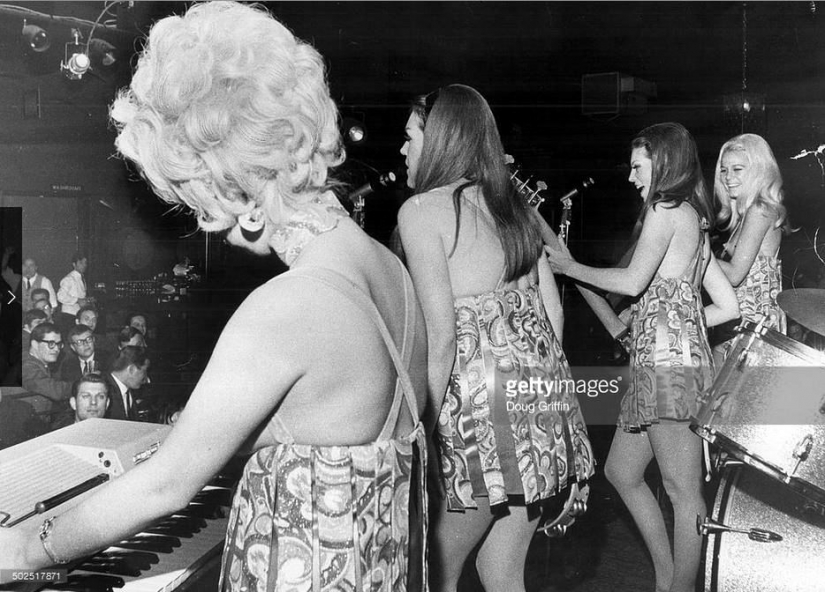 Singing breasts: musical topless groups of the second half of the XX century