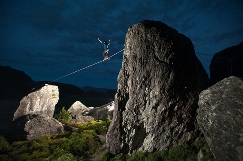 Slackline: walking on a tightrope free