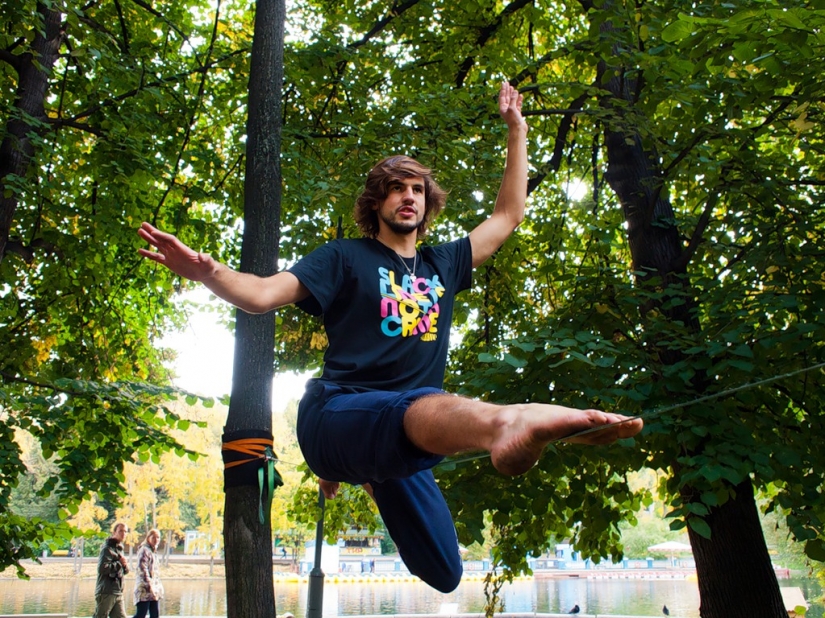 Slackline: walking on a tightrope free