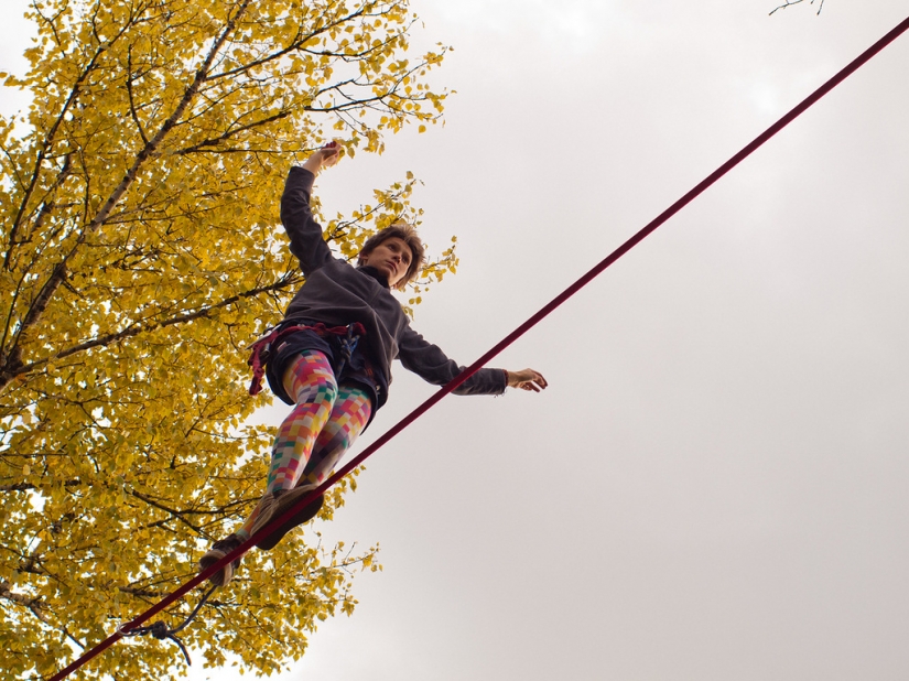 Slackline: walking on a tightrope free