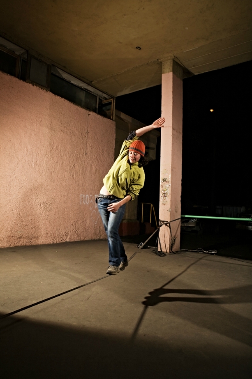 Slackline: walking on a tightrope free