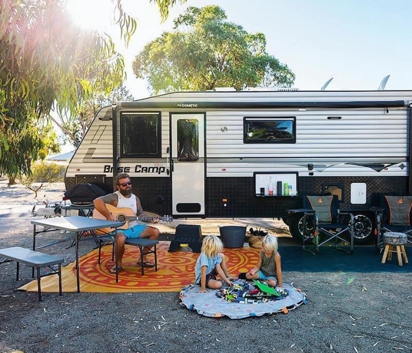 Spouses from Australia do not take their children to school, believing that natural education is much more useful