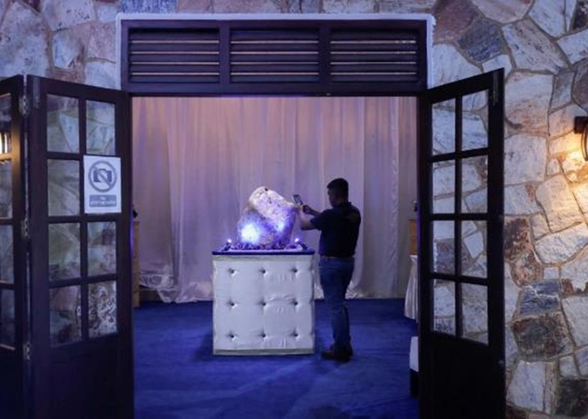 Sri Lankan authorities showed a record-breaking sapphire