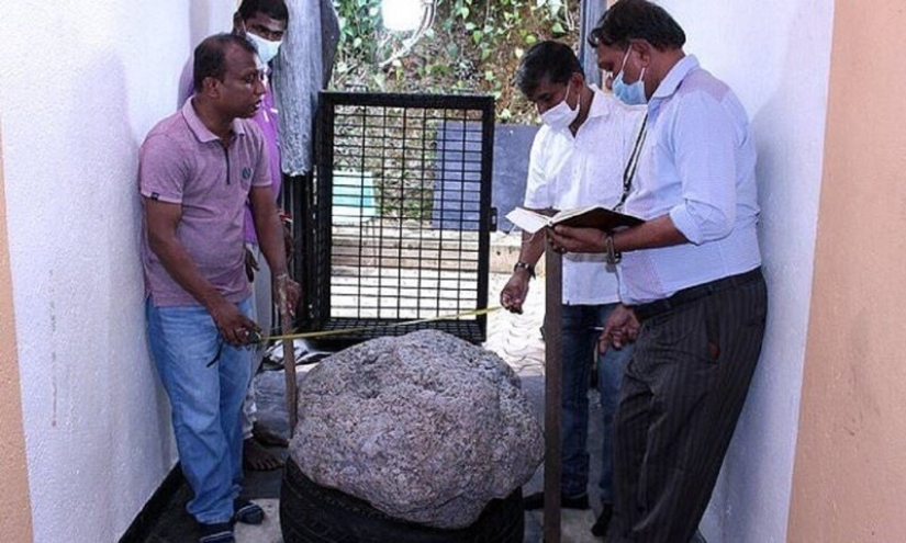 Sri Lankan authorities showed a record-breaking sapphire