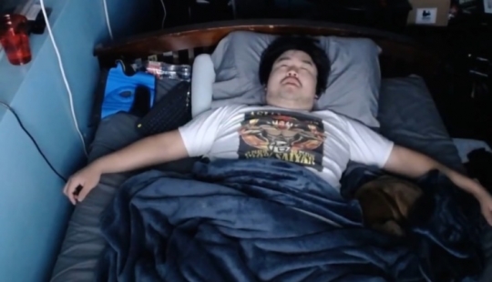 Streamer from the United States tried to go to sleep live stream and earn a million