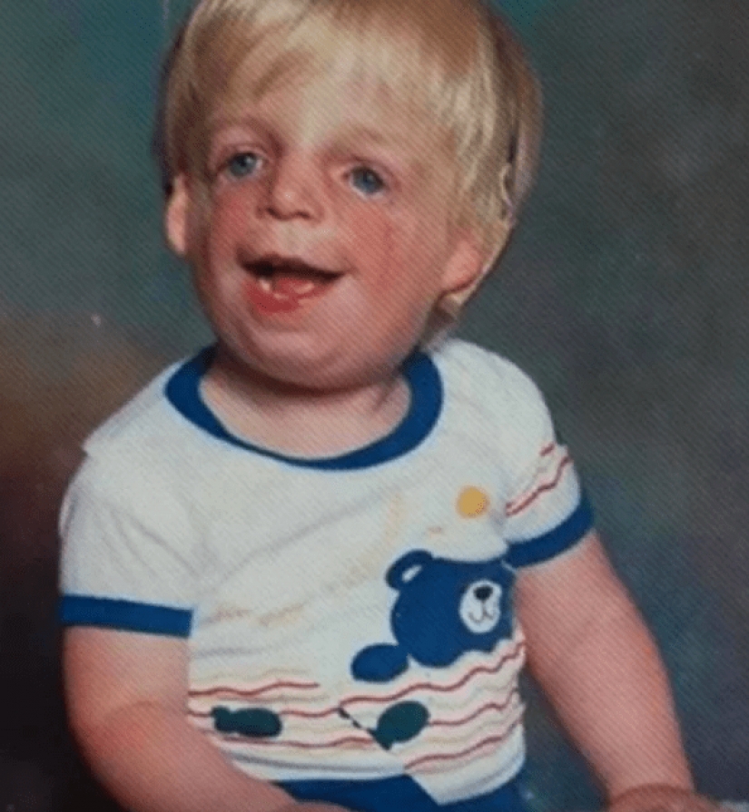 Su madre se asustó y lo dejó en el hospital, pero creció y se convirtió en un éxito