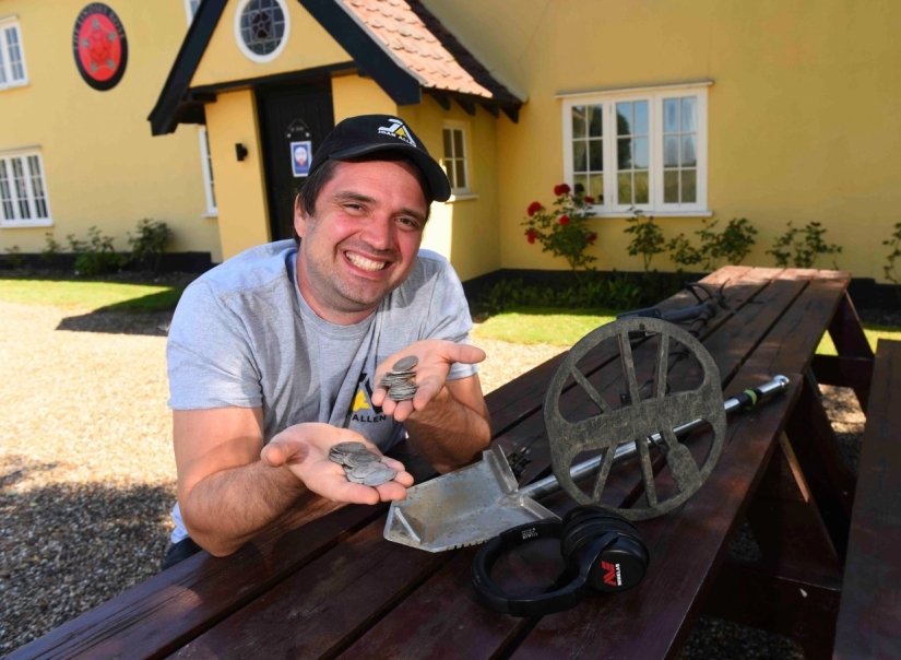 Suerte increíble: en Gran Bretaña, amigos encontraron un antiguo tesoro en un bar Suerte increíble: en Gran Bretaña, amigos encontraron un antiguo tesoro en un bar
