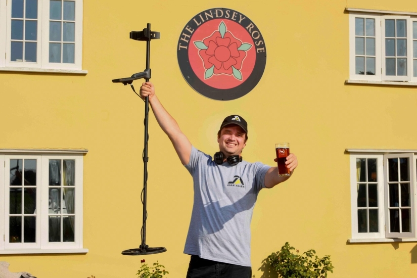 Suerte increíble: en Gran Bretaña, amigos encontraron un antiguo tesoro en un bar