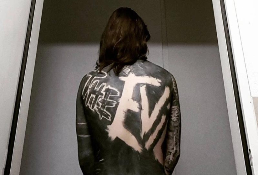 Swiss gets to know his body by covering it with a solid tattoo