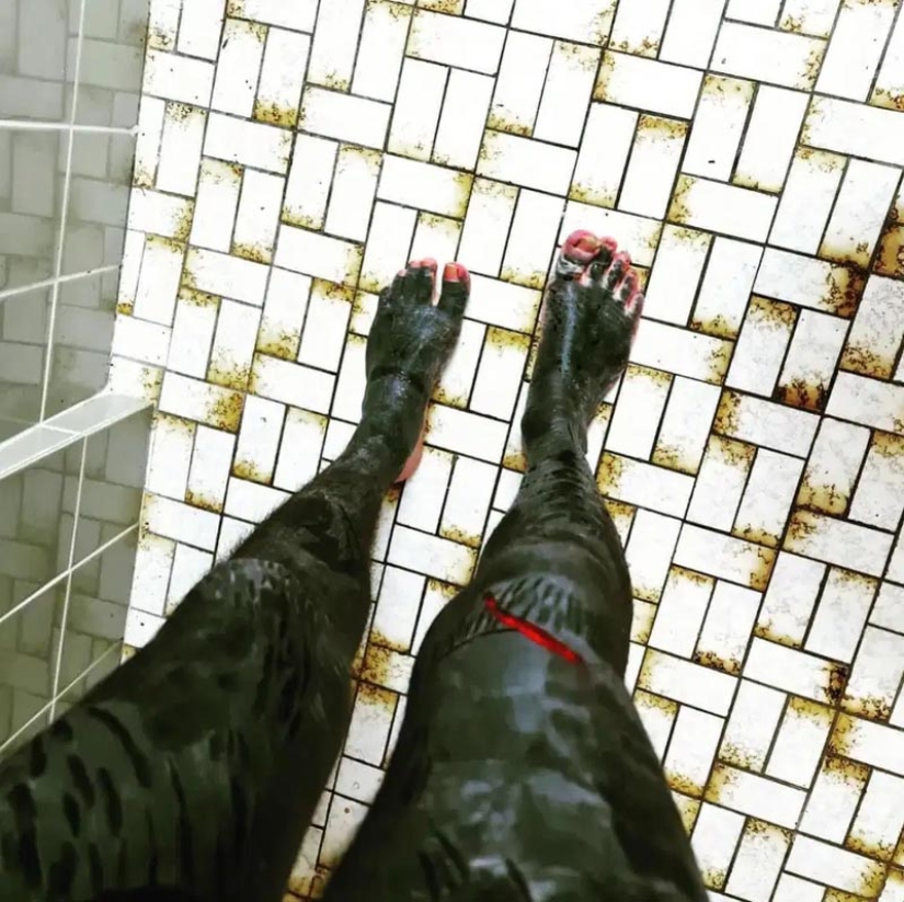 Swiss gets to know his body by covering it with a solid tattoo