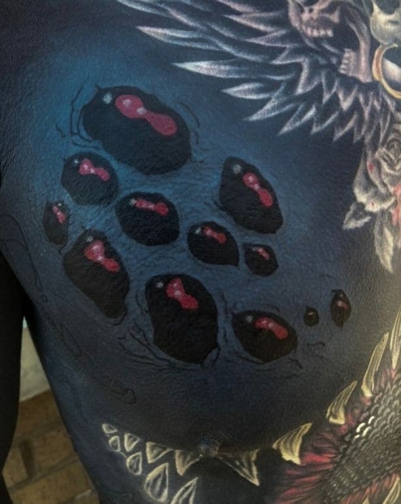 Tatuado de pies a cabeza, el canadiense se jactó de una "actualización" en las redes sociales