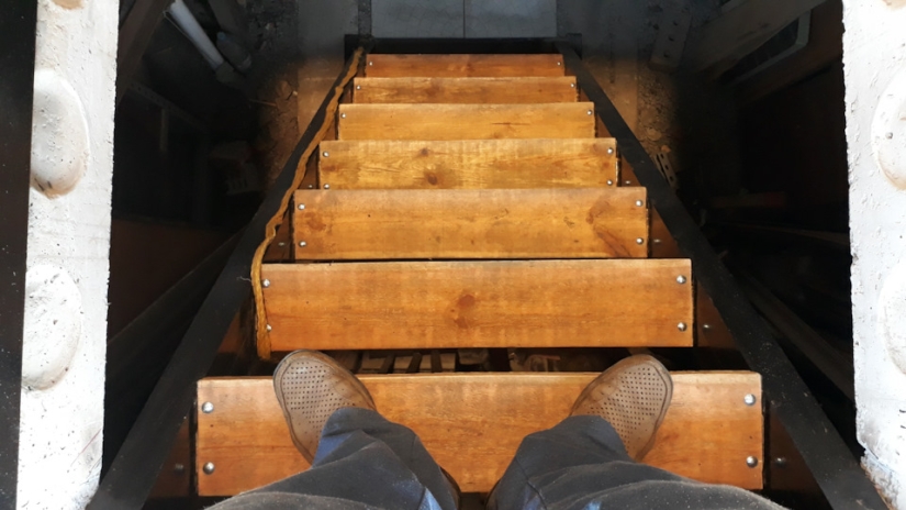 The American was injured because of his wife's slippers and sued her The American was injured because of his wife's slippers and sued her