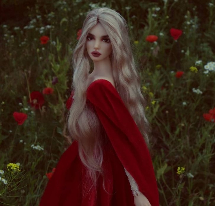 The artist creates dolls that look so real that we really wait for them to say: "Hello!"