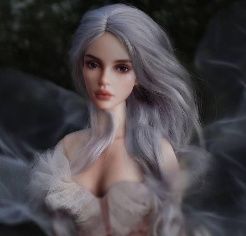 The artist creates dolls that look so real that we really wait for them to say: "Hello!"