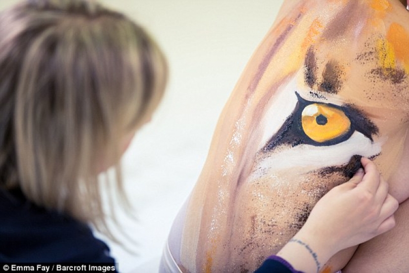 The artist turns naked bodies into optical illusions with wild animals