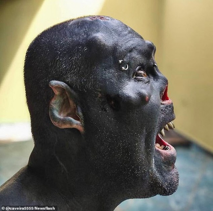 The Brazilian tattoo artist transforms into an orc by removing the nose, mutilating the ears and getting the tattoo in blue.