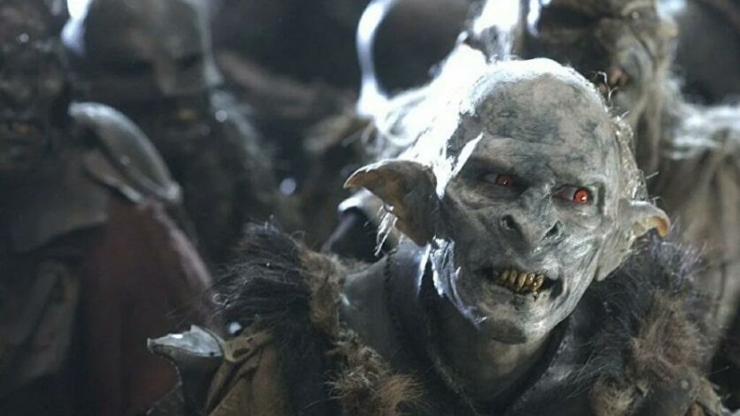 The Brazilian tattoo artist transforms into an orc by removing the nose, mutilating the ears and getting the tattoo in blue.