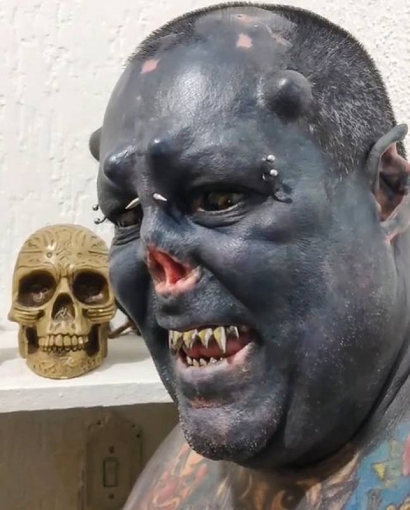 The Brazilian tattoo artist transforms into an orc by removing the nose, mutilating the ears and getting the tattoo in blue.