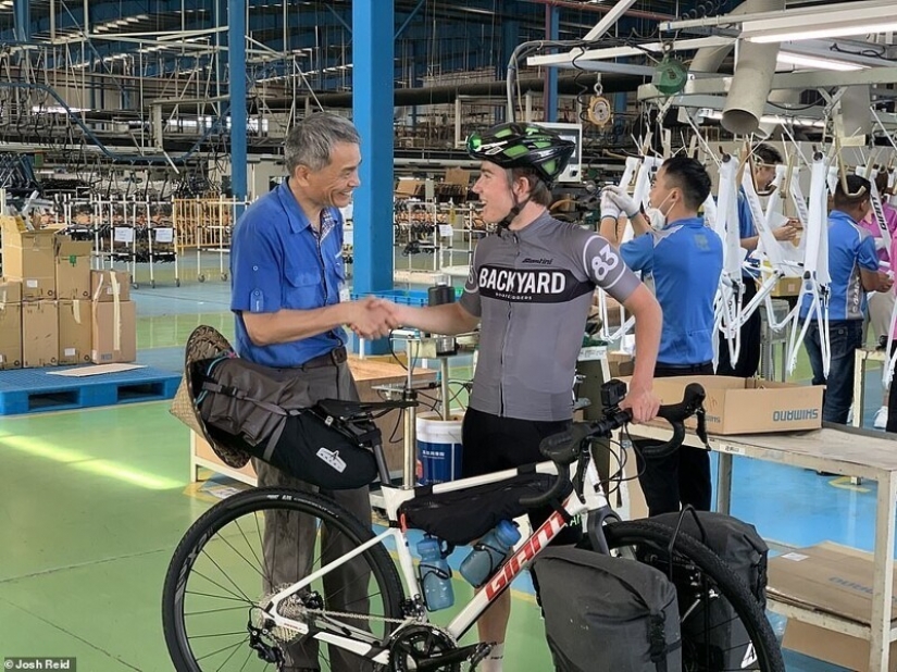 The British bought bike in China, and traveled 15 thousand miles to England The British bought bike in China, and traveled 15 thousand miles to England