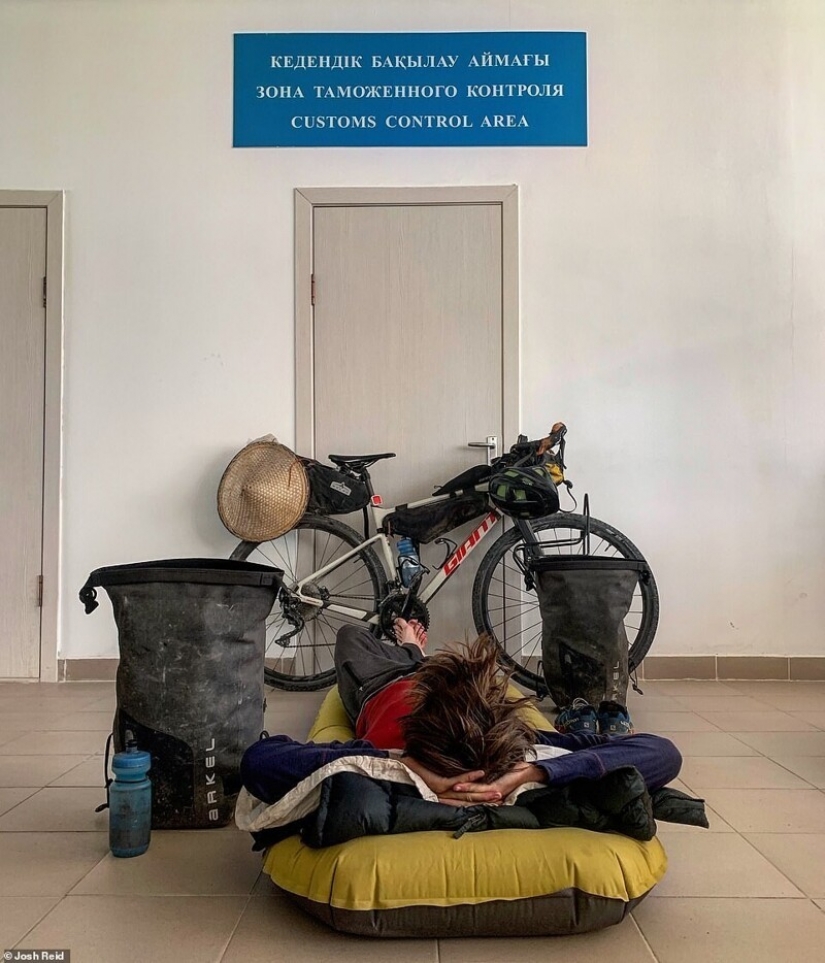 The British bought bike in China, and traveled 15 thousand miles to England The British bought bike in China, and traveled 15 thousand miles to England