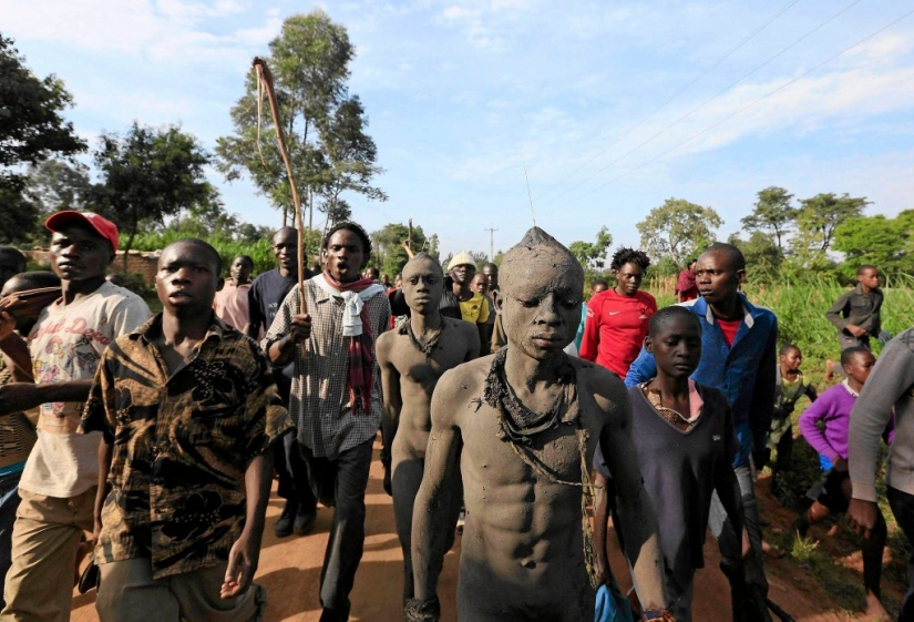 The circumcision ritual: how men become in Kenya