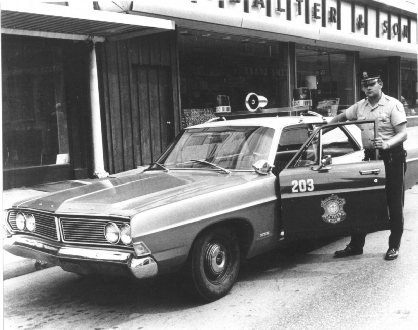 The Cocaine Bear, or the Story of how an American policeman became a famous drug dealer