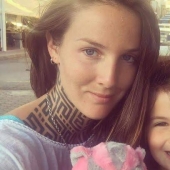 The cool kid: una motociclista de siete años monta una motocicleta con su madre, que ama los deportes extremos