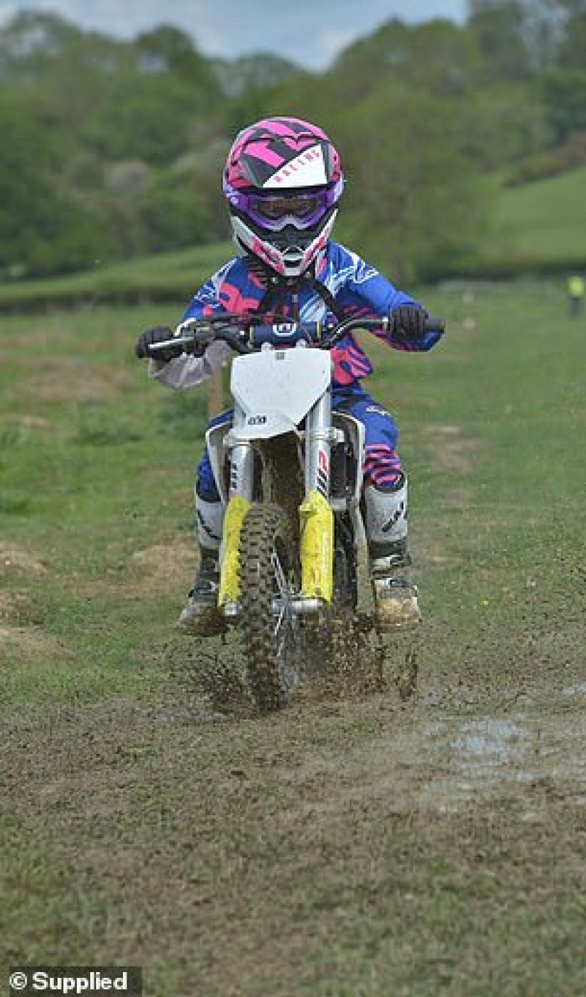 The cool kid: una motociclista de siete años monta una motocicleta con su madre, que ama los deportes extremos