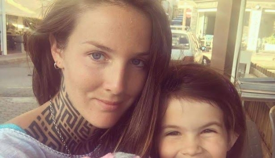 The cool kid: una motociclista de siete años monta una motocicleta con su madre, que ama los deportes extremos