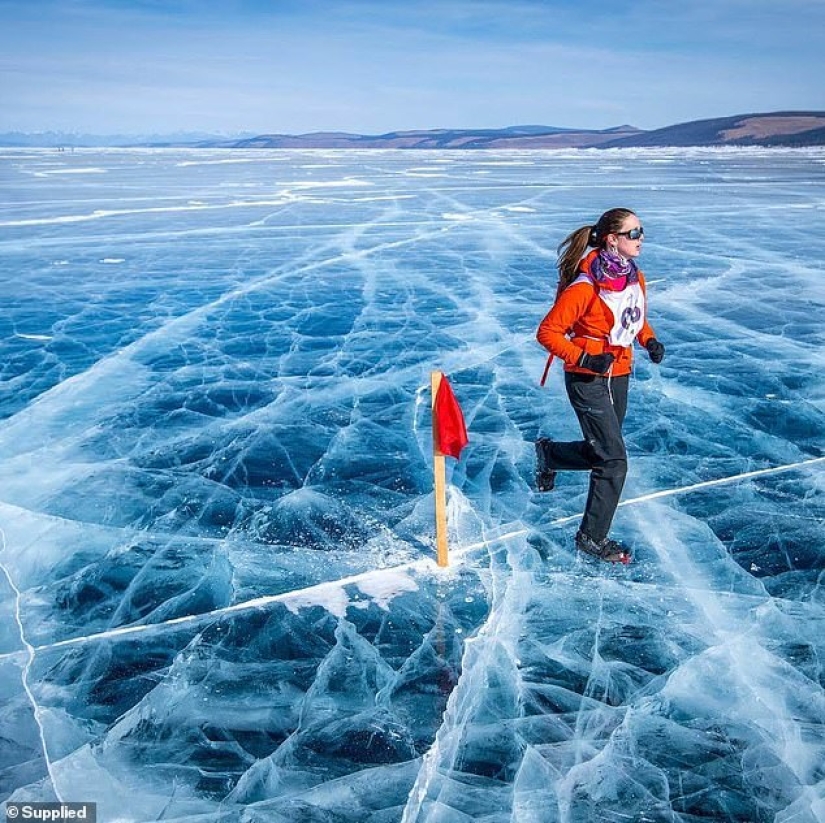 The cool kid: una motociclista de siete años monta una motocicleta con su madre, que ama los deportes extremos