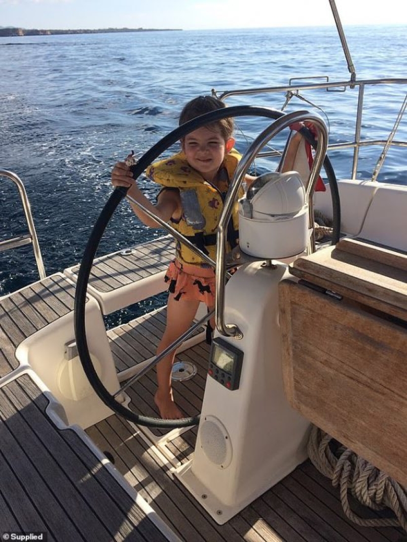 The cool kid: una motociclista de siete años monta una motocicleta con su madre, que ama los deportes extremos