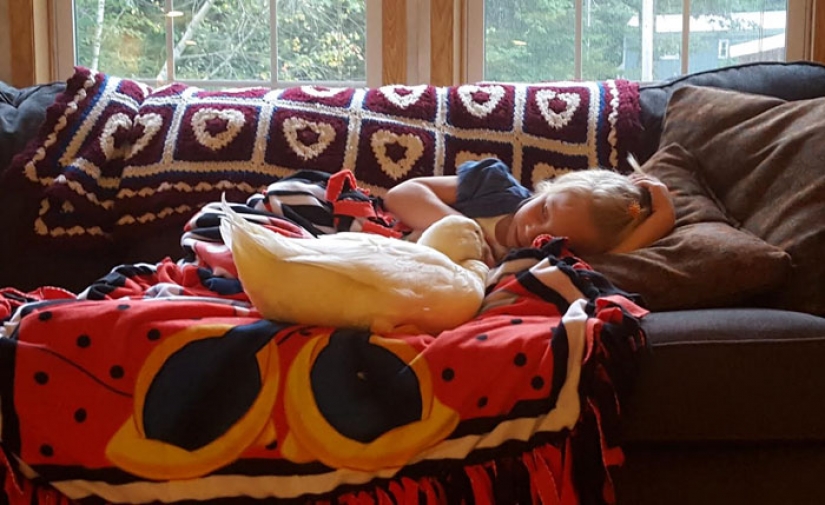 The duck considers a 5-year-old girl to be his mother The duck considers a 5-year-old girl to be his mother