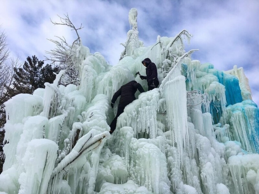 The family builds a house next to a huge ice sculpture every Christmas