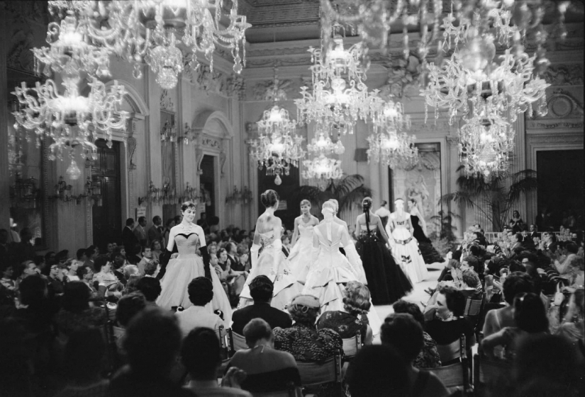 The history of fashion shows from personal couturier to the " Buy " button on Instagram The history of fashion shows from personal couturier to the " Buy " button on Instagram
