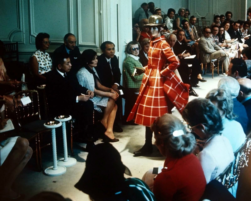 The history of fashion shows from personal couturier to the " Buy " button on Instagram The history of fashion shows from personal couturier to the " Buy " button on Instagram