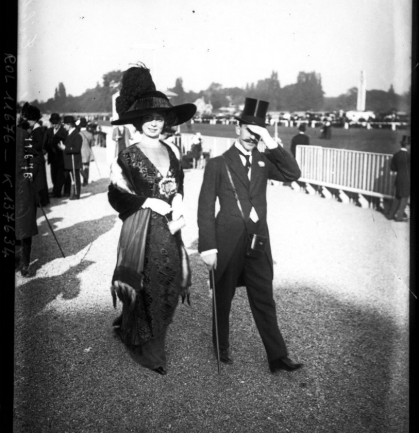 The history of fashion shows from personal couturier to the " Buy " button on Instagram The history of fashion shows from personal couturier to the " Buy " button on Instagram