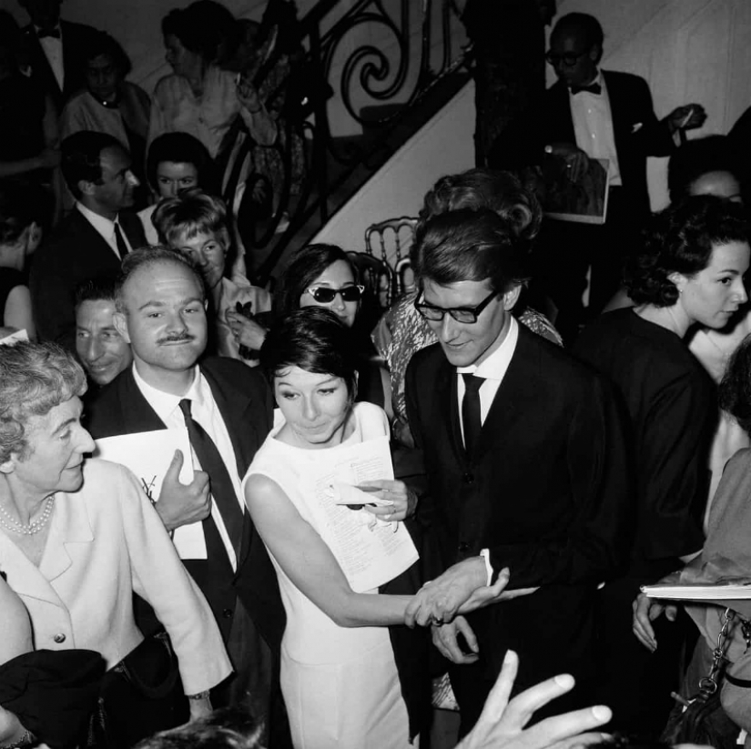 The history of fashion shows from personal couturier to the " Buy " button on Instagram The history of fashion shows from personal couturier to the " Buy " button on Instagram