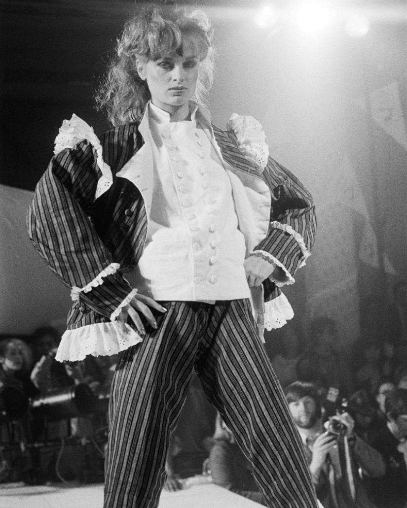 The history of fashion shows from personal couturier to the " Buy " button on Instagram The history of fashion shows from personal couturier to the " Buy " button on Instagram