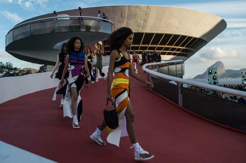 The history of fashion shows from personal couturier to the " Buy " button on Instagram The history of fashion shows from personal couturier to the " Buy " button on Instagram
