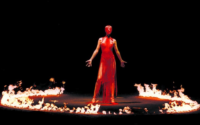 The history of fashion shows from personal couturier to the " Buy " button on Instagram The history of fashion shows from personal couturier to the " Buy " button on Instagram