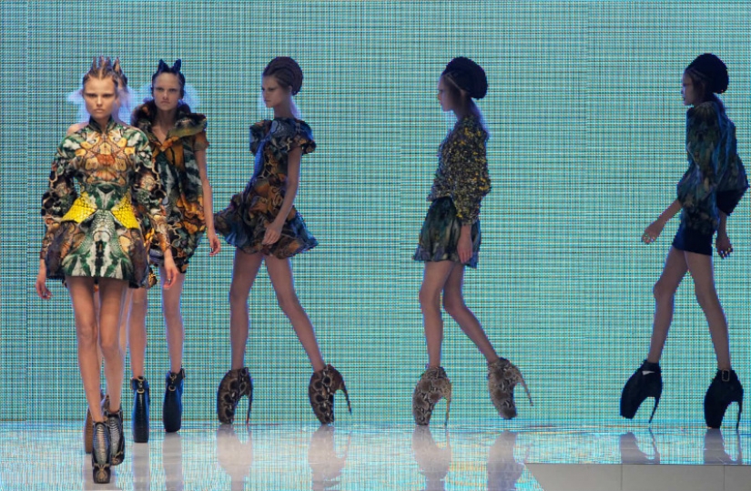 The history of fashion shows from personal couturier to the " Buy " button on Instagram The history of fashion shows from personal couturier to the " Buy " button on Instagram