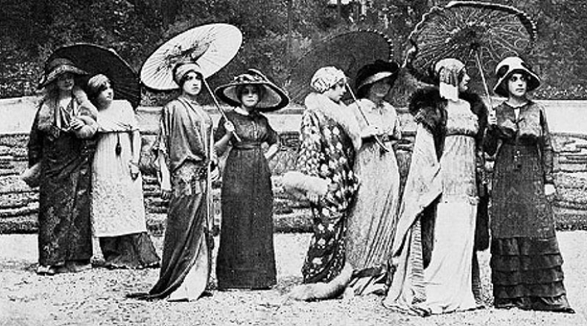 The history of fashion shows from personal couturier to the " Buy " button on Instagram The history of fashion shows from personal couturier to the " Buy " button on Instagram